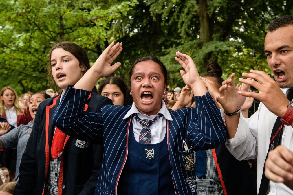 Estudiantes escolares realizan un Haka durante una vigilia en Christchurch Estudiantes escolares realizan un Haka durante una vigilia en Christchurch