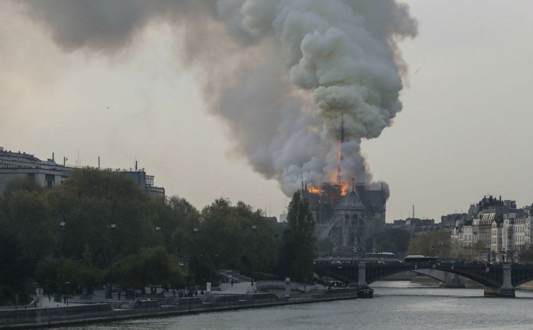 Urgente: se incendia la catedral de Notre Dame en ParÃs; cayó la emblemática aguja