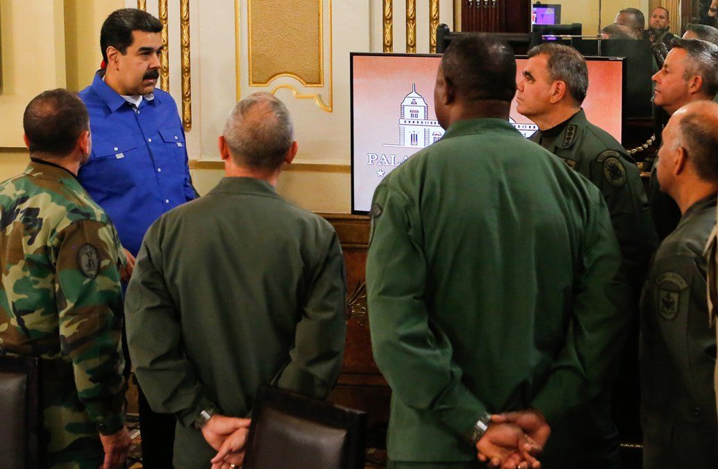 Una foto de la Presidencia de Venezuela muestra a Maduro acompañado por comandantes militares y miembros de su gabinete.