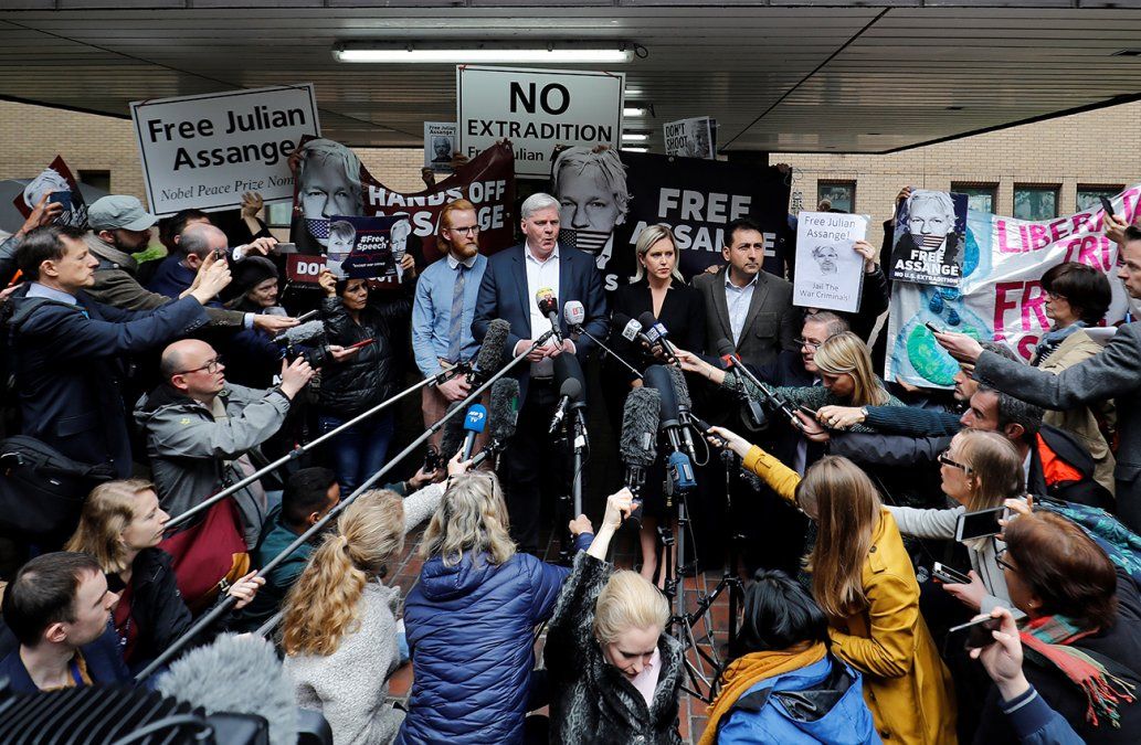El editor en jefe de Wikileaks y la abogada responden a la prensa fuera de Southwark Crown Court en Londres
