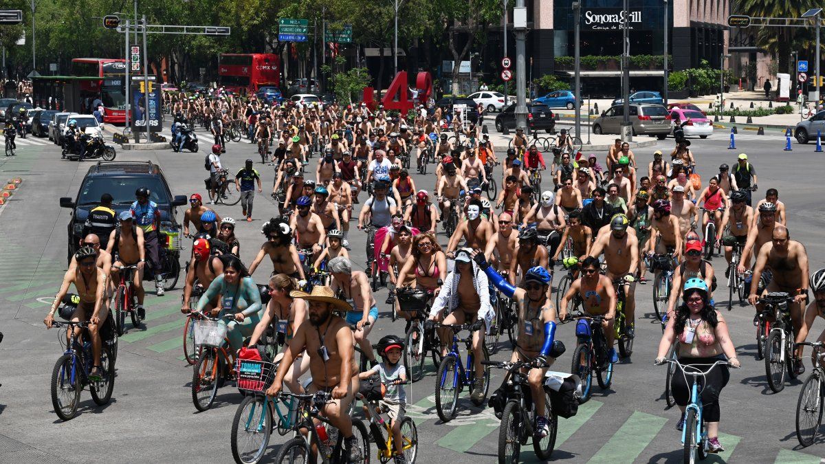 Peruanos protestan Desnudos y en Bicicleta