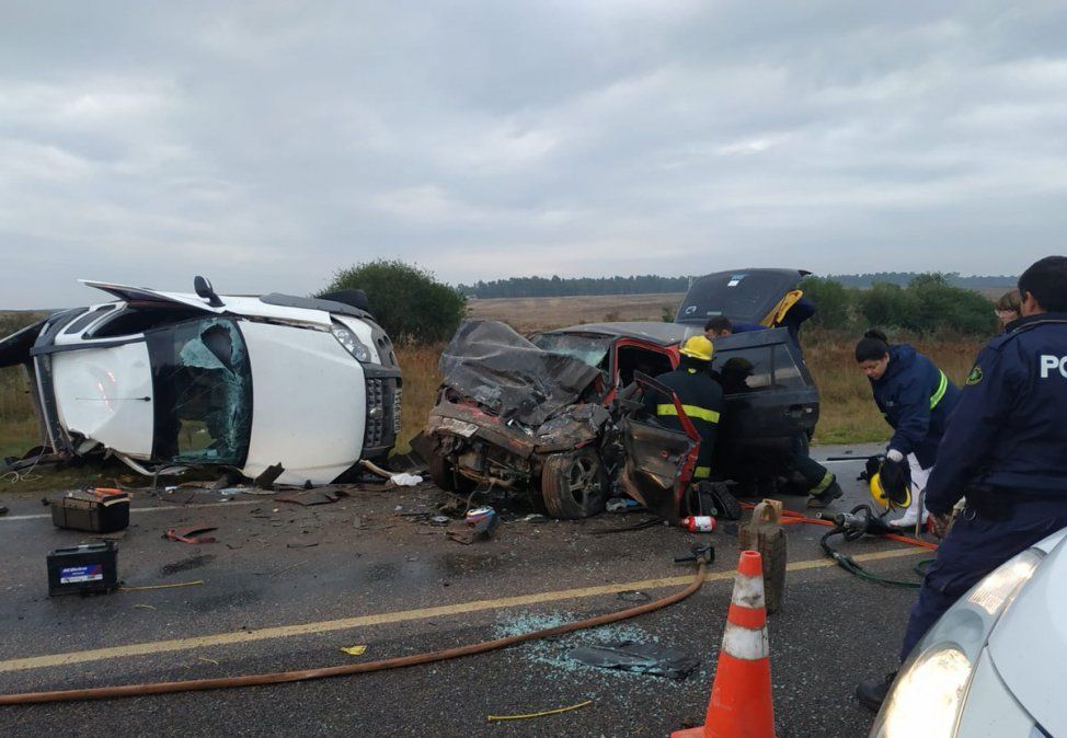 El accidente frontal dejo asÃ­ los vehÃ­culos.Â 