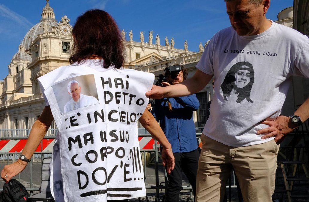 Una mujer usa una camiseta con una foto del Papa y la leyenda: