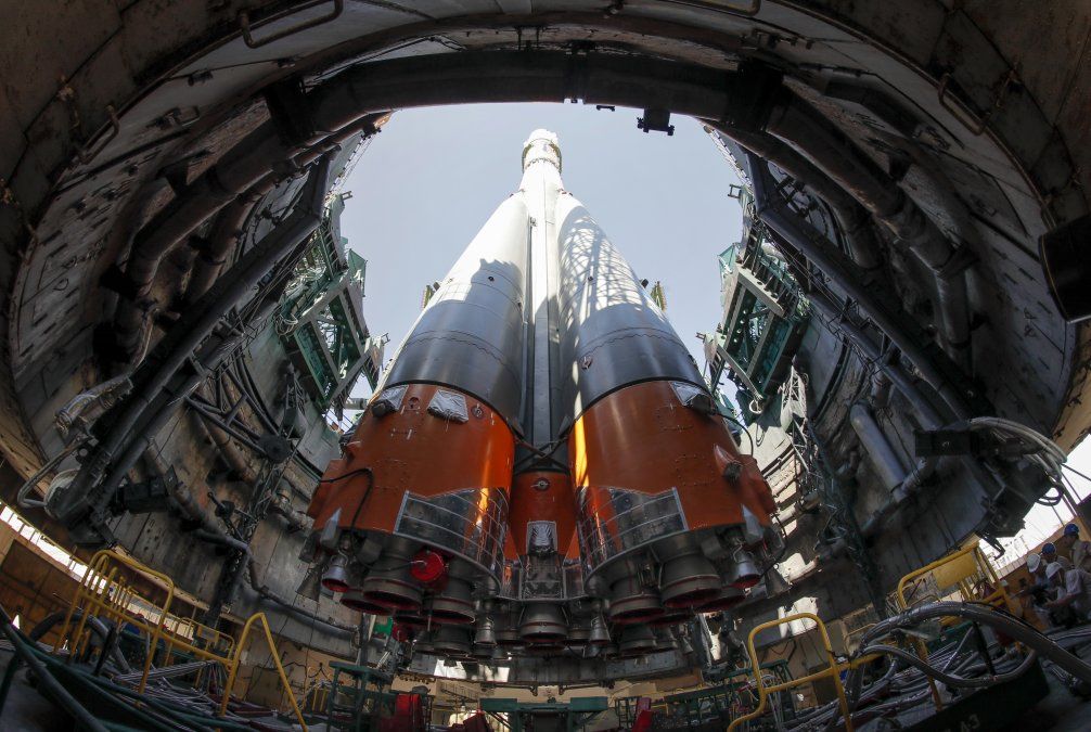 La nave espacial Soyuz MS-13 es montada en la plataforma de lanzamiento en Kazajistán La nave espacial Soyuz MS-13 es montada en la plataforma de lanzamiento en Kazajistán