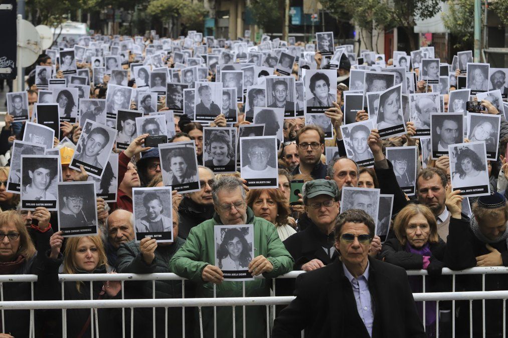 Una foto de Noticias Argentinas muestra personas sosteniendo fotos de las víctimas del atentado de la AMIA Una foto de Noticias Argentinas muestra personas sosteniendo fotos de las víctimas del atentado de la AMIA