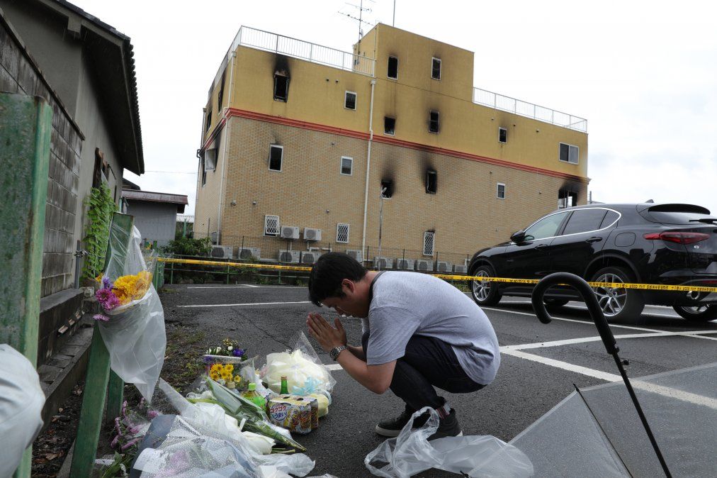 Un hombre reza junto a flores y tributos dejados en el lugar donde más de 30 personas murieron en un ataque en Japón Un hombre reza junto a flores y tributos dejados en el lugar donde más de 30 personas murieron en un ataque en Japón