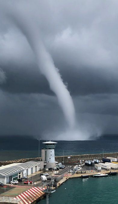 Una espectacular tromba de agua en la costa de Bastia en la isla francesa de Córcega Una espectacular tromba de agua en la costa de Bastia en la isla francesa de Córcega