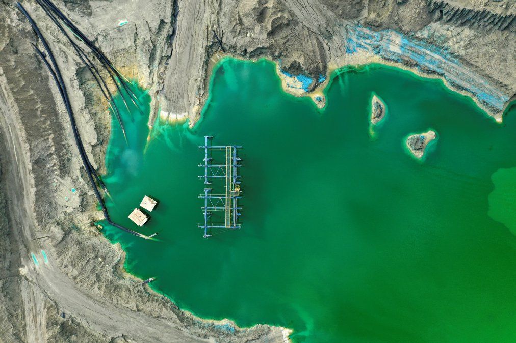 La vista aérea de una cantera usada para almacenenar subproductos de operaciones mineras La vista aérea de una cantera usada para almacenenar subproductos de operaciones mineras