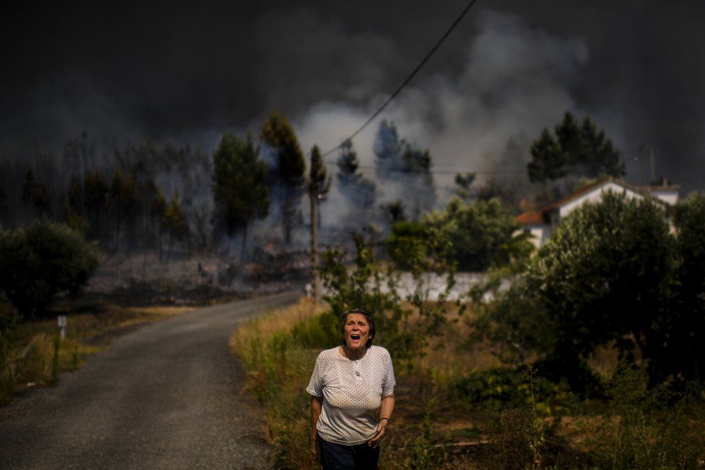 Una mujer pide ayuda a grutos mientras un feroz incendio se acerca una vivienda en la villa Casas Da Riveira Una mujer pide ayuda a grutos mientras un feroz incendio se acerca una vivienda en la villa Casas Da Riveira