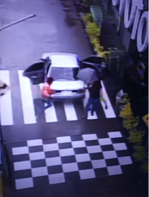 Foto: momento en el que llegan los delincuentes y se cruzan con clientes en la puerta del supermercado.