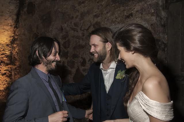 Keanu Reves felicitando a Car Rinsch y a su flamante esposa durante el casamiento realizado en Montevideo. Actor y director vuelven a la ciudad cinco años después para grabar escenas de