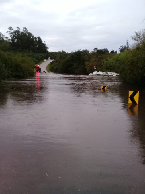 Dos hombres rescatados por Bomberos al quedar aislados tras cruzar un arroyo desbordado
