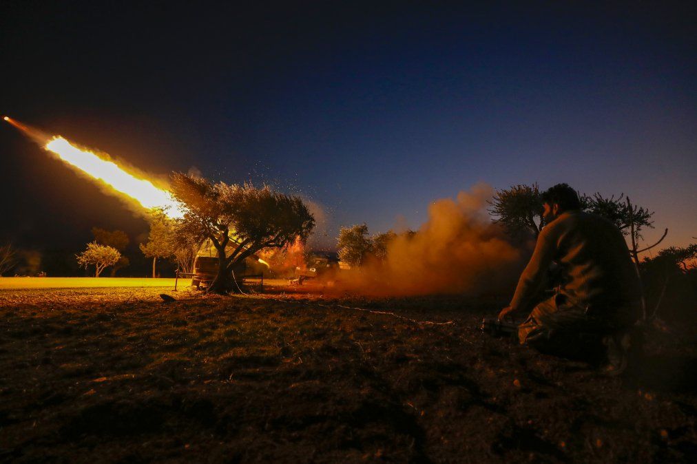 Un rebelde sirio dispara un cohete el 9 de febrero de 2020 desde el área del campo de Idlib hacia posiciones de las fuerzas del régimen en el campo del sur de la provincia de Alepo de Siria. Un rebelde sirio dispara un cohete el 9 de febrero de 2020 desde el área del campo de Idlib hacia posiciones de las fuerzas del régimen en el campo del sur de la provincia de Alepo de Siria.