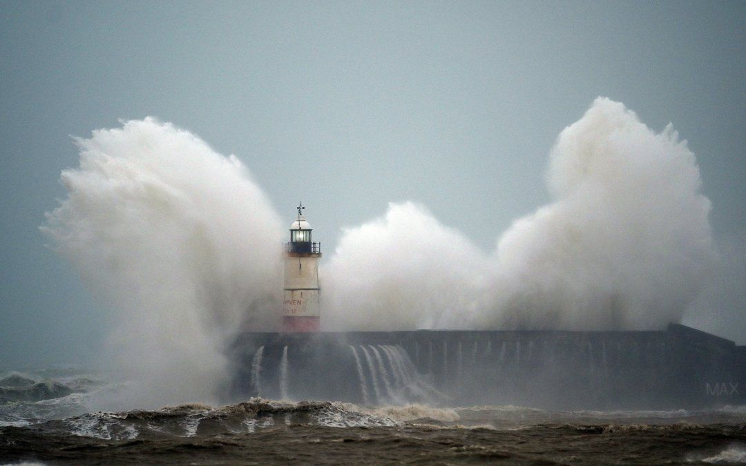 Las olas rompen sobre el faro de Newhaven en la costa sur de Inglaterra Las olas rompen sobre el faro de Newhaven en la costa sur de Inglaterra