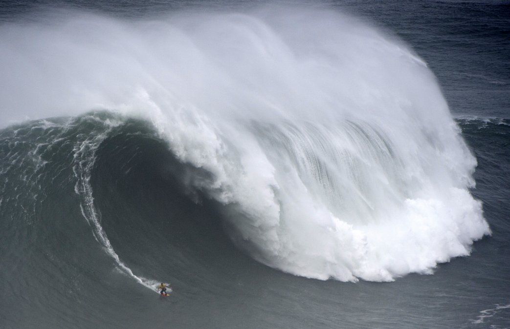 El surfista español Axier Muniain se desafía con las grandes olas en Nazare El surfista español Axier Muniain se desafía con las grandes olas en Nazare