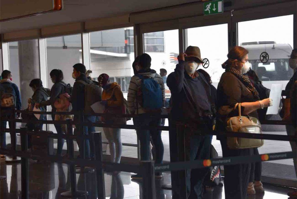 Uruguayos y venezolanos hacen cola al llegar al Aeropuerto de Carrasco en el Hércules C-130