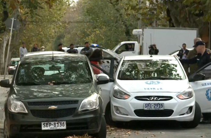 La Policía se lleva a la mujer que se amotinó esta mañana en Gonzalo Ramirez y Pablo De María.