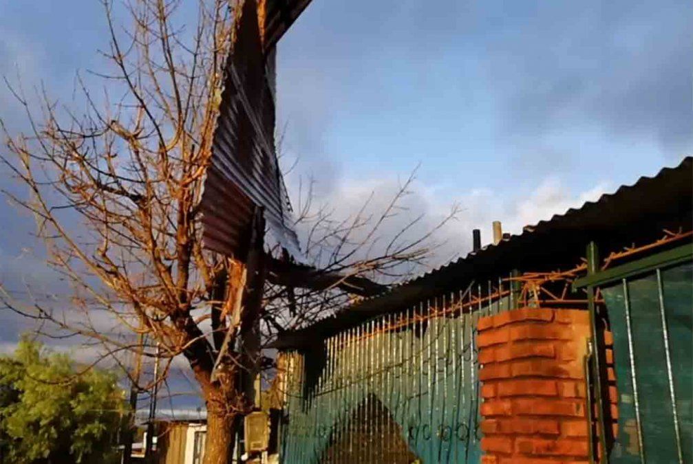 Parte de un techo volado a raíz de los fuertes vientos