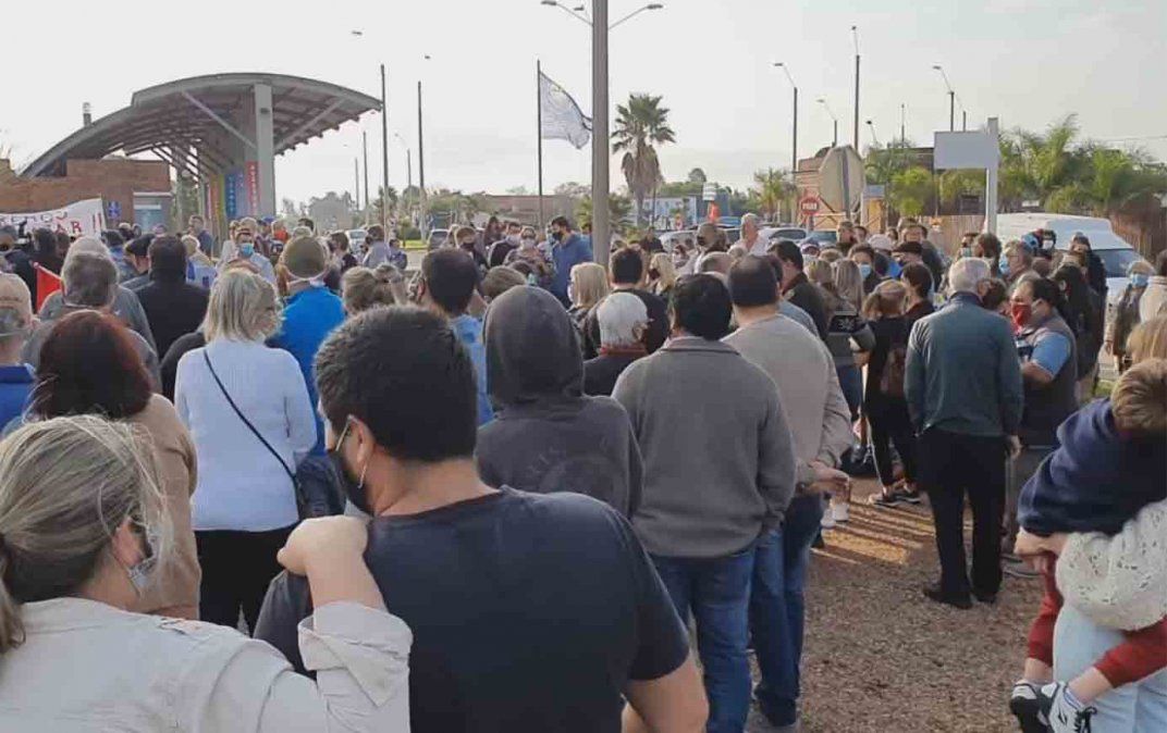 Trabajadores de las Termas se reunieron para reclamar la fecha de apertura Trabajadores de las Termas se reunieron para reclamar la fecha de apertura