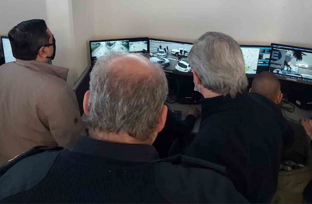 Larrañaga junto a directores del Ministerio del Interior siguiendo el operativo clásico