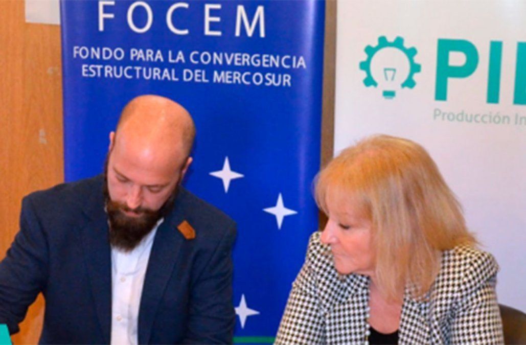 Representante de la empresa y la entonces ministra de Industria, Carolina Cosse. La empresa iba a elaborar extracto de CBD de cáñamo con fines terapéuticos