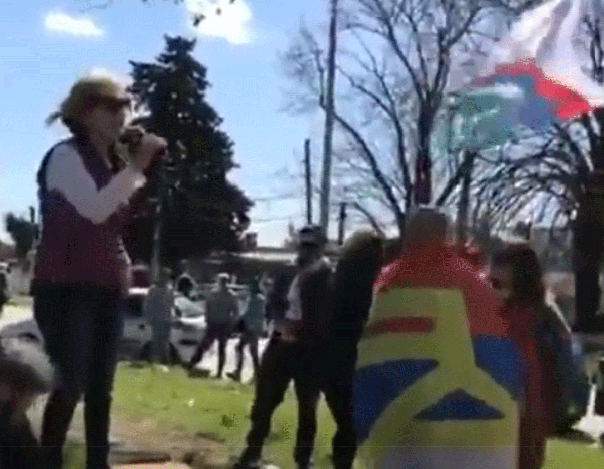 Carolina Cosse hablando a los vecinos el pasado fin de semana. Un error a la menci&oacute;n del barrio le cost&oacute; caro en las redes sociales&nbsp;