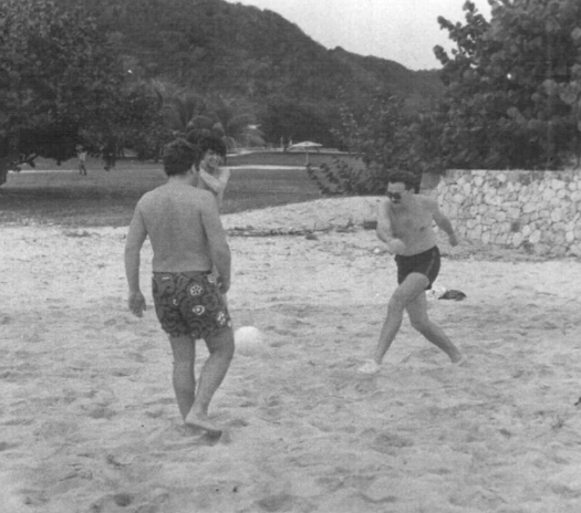 Jugando al fútbol en la playa