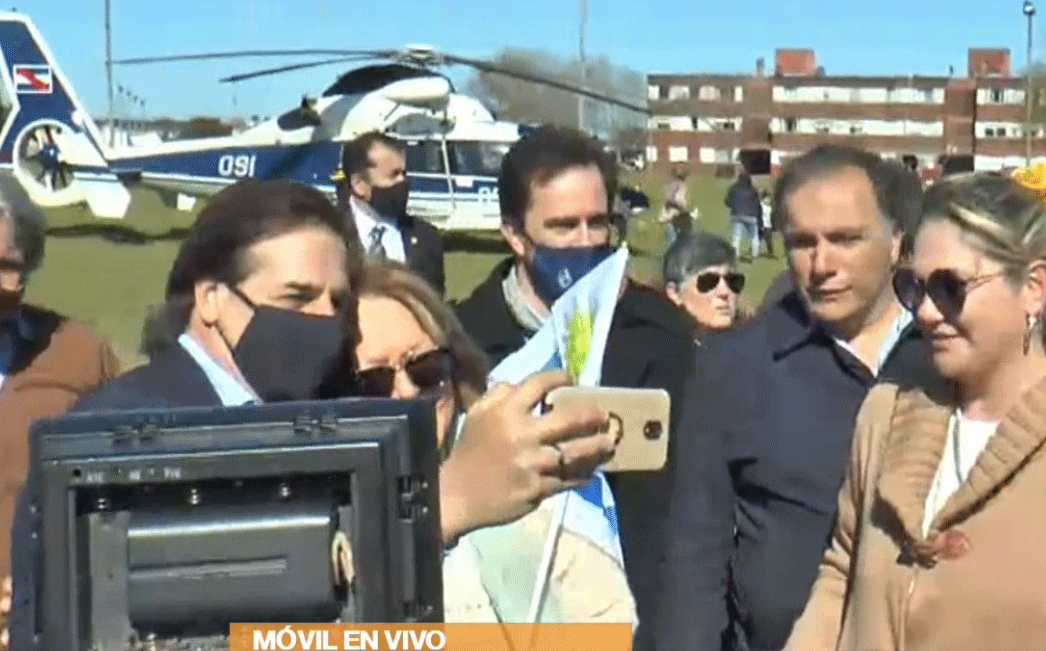 Lacalle Pou con adherentes a la llegada a Rocha 