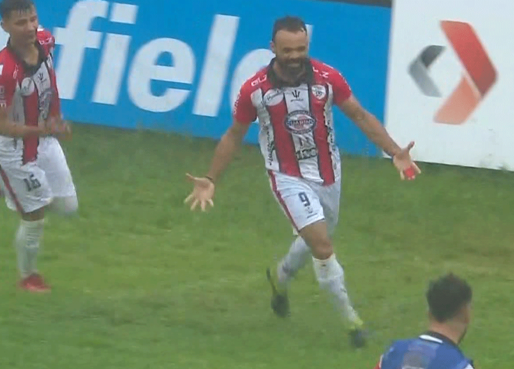 Elbio Conti convierte de penal para Salto. Era el 3-0. El partido se liquidó tempranamente a favor de los del litoral.