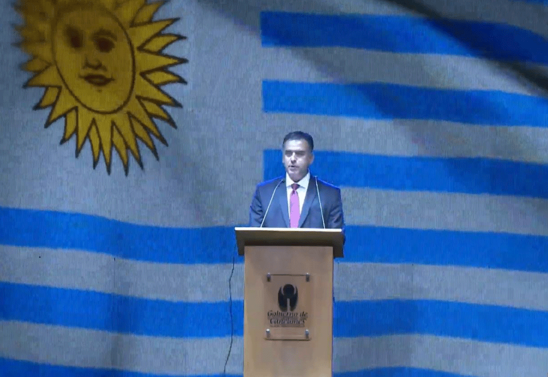 Yamandú Orsi con el primer pabellón creado Villa Guadalupe de los Canelones. El 28 de agosto de 1828 se firmó la Convención Preliminar de Paz, en la cual se estableció la creación de un Estado independiente de Argentina y de Brasil en el territorio Banda Oriental. El Pabellón del Estado tenía nueve listas de color azul celeste horizontales y alternadas- Las nueve franjas azul-celestes representaban a los departamentos en los cuales se dividía el territorio uruguayo en esa época: Canelones, Cerro Largo, Colonia, Durazno, Maldonado, Montevideo, Paysandú, San José, y Soriano.
