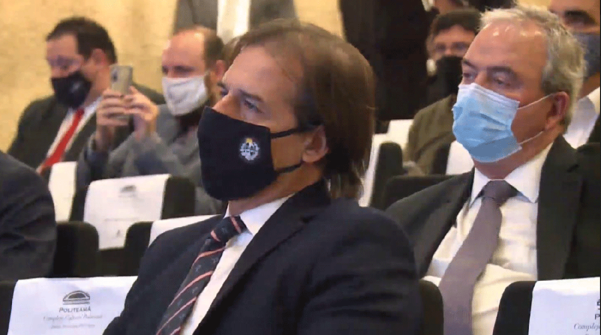 Lacalle Pou escucha el discurso de Orsi