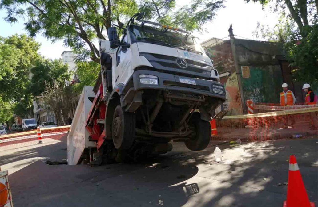 El vehículo quedó con la cabina y las ruedas delanteras hacia arriba