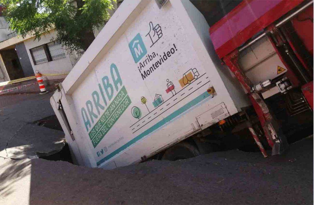 Así quedó el vehículo tras hundirse en el suelo.