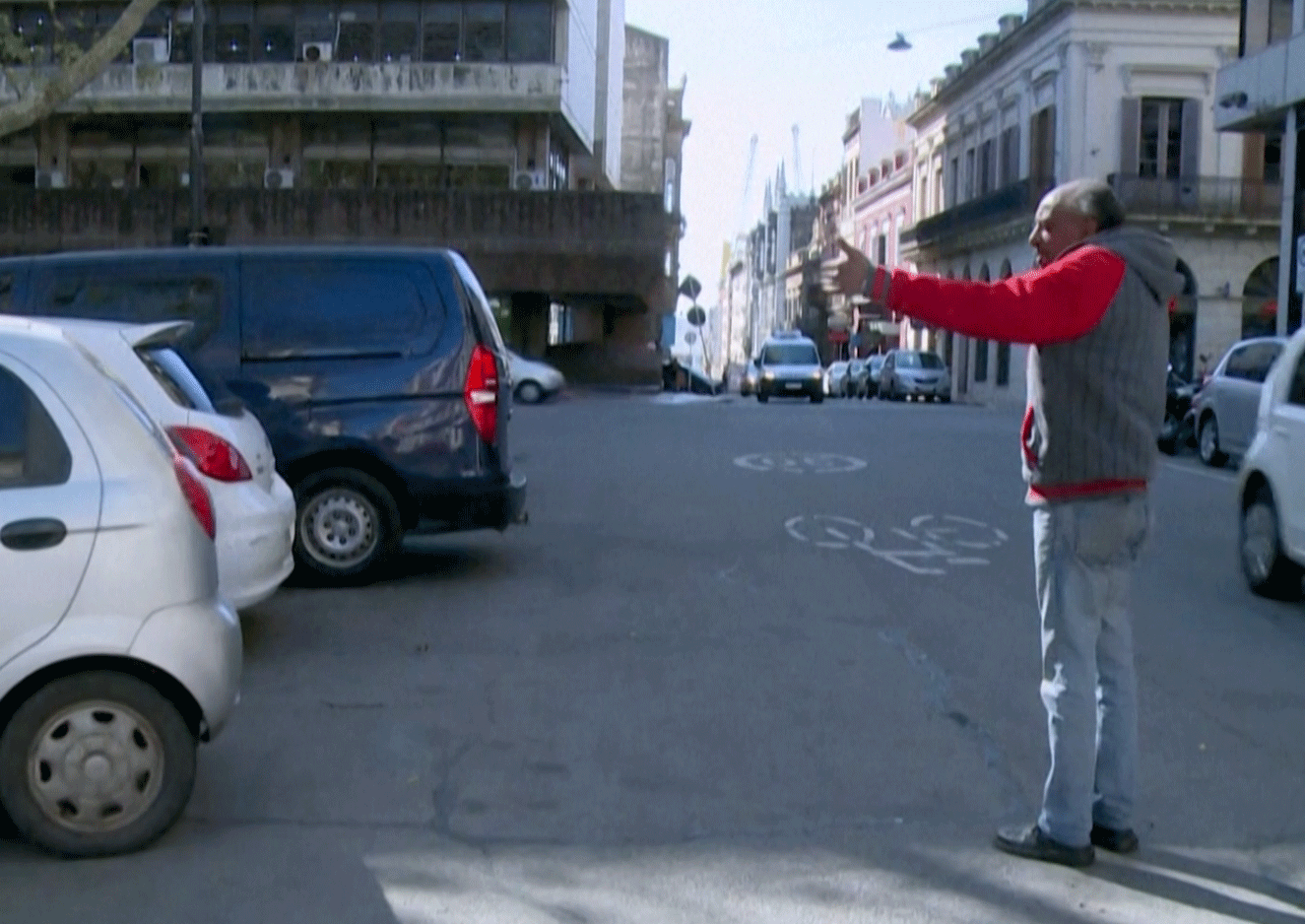 Pablo Pérez, conocido como cacho fue deportista en su juventud y también obrero. Hoy cuida coches en los alrededores de Plaza Matriz