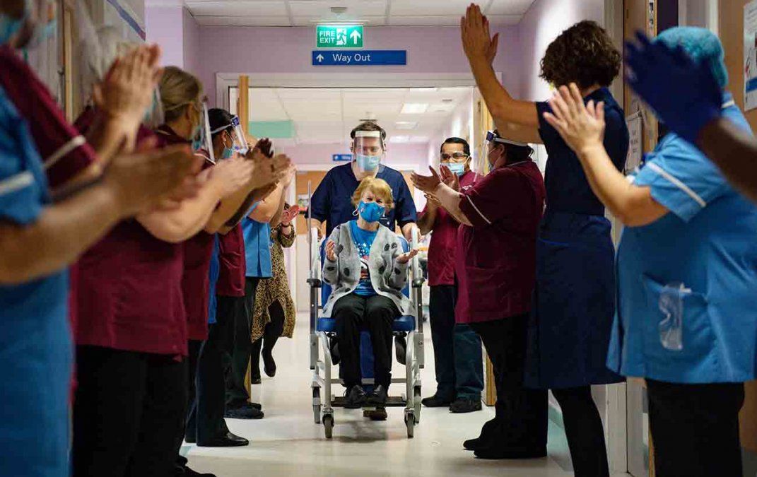 Margaret Keenan de 90 años es aplaudida por el personal después de recibir la vacuna