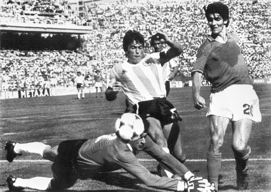 En España 82 disputando una pelota con Pasarella y Fillol de Argentina.