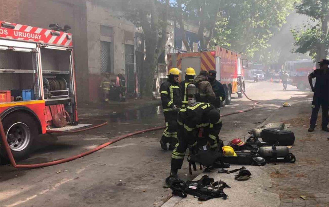 Bomberos combate el incendio en depósito de telas y cueros