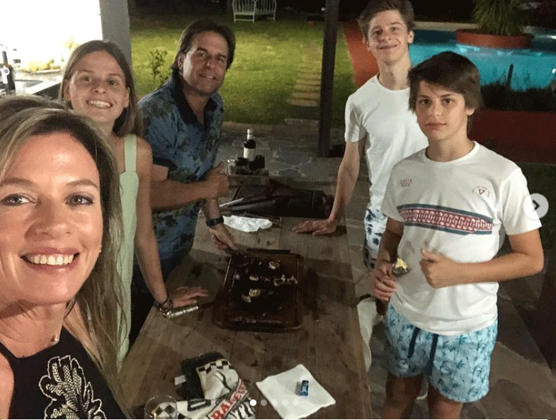 El matrimonio Lacalle Pou-Ponce De León con sus hijos : Violeta,Manuel y &nbsp;Luis Alberto