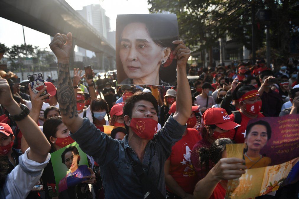 Protestas frente a la embajada Birmana en Bangkok en reclamo de la libertad de Aung San Suu Ky