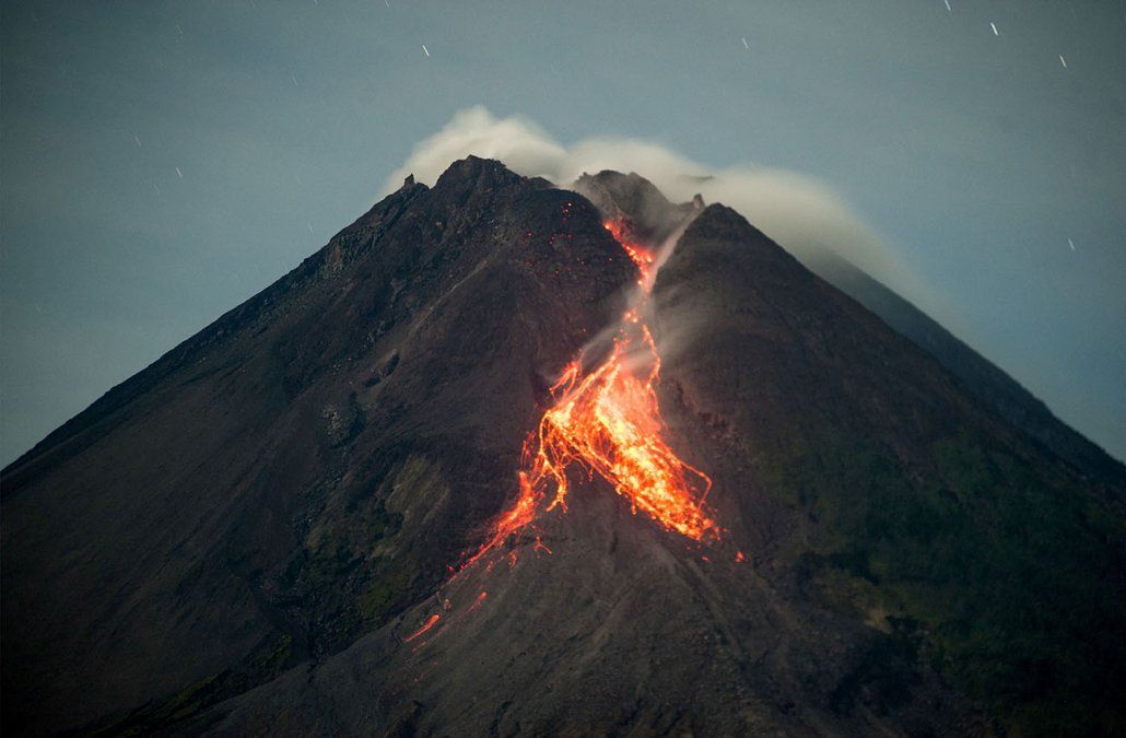 La lava fluye desde el cráter del Monte Merapi visto desde Tunggularum La lava fluye desde el cráter del Monte Merapi visto desde Tunggularum