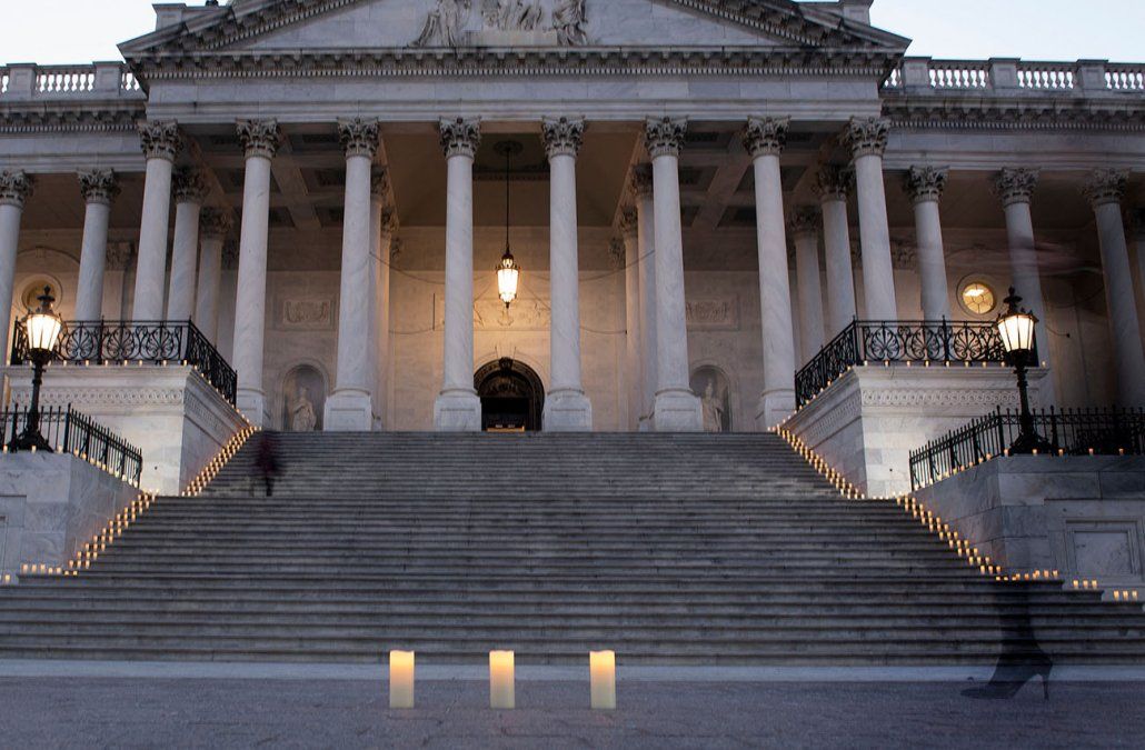 La gente pasa junto a velas eléctricas antes de una ceremonia en el Capitolio en honor a las 500.000 personas que perdieron la vida en Covid-19 La gente pasa junto a velas eléctricas antes de una ceremonia en el Capitolio en honor a las 500.000 personas que perdieron la vida en Covid-19