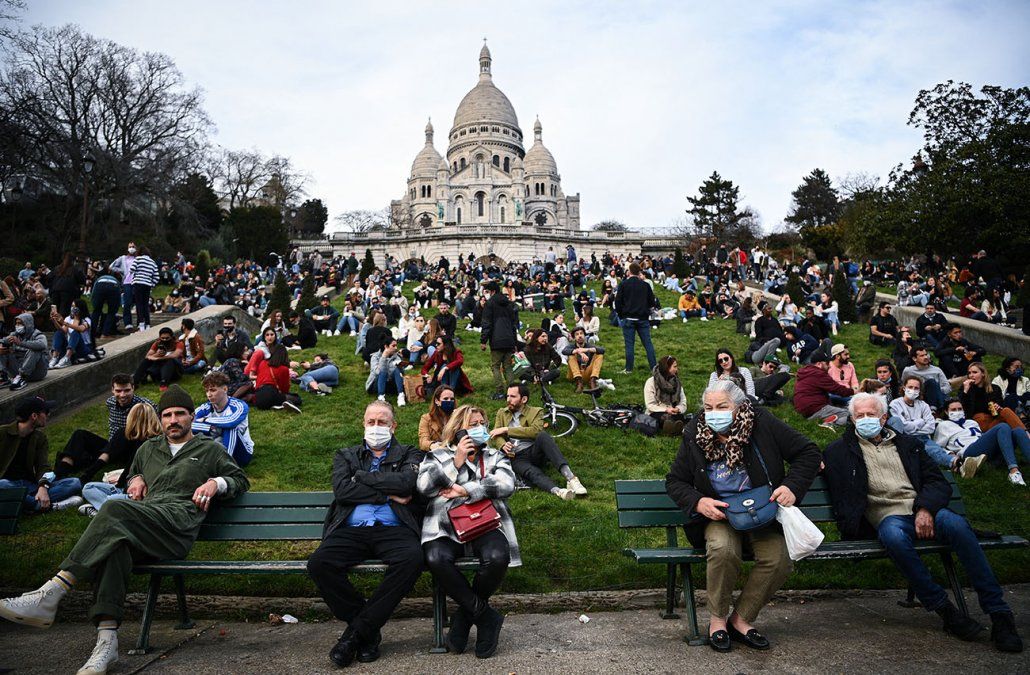 Personas se reúnen frente a la Basílica del Sacre Coeur en la cima de la colina de Montmartre en París. Personas se reúnen frente a la Basílica del Sacre Coeur en la cima de la colina de Montmartre en París.