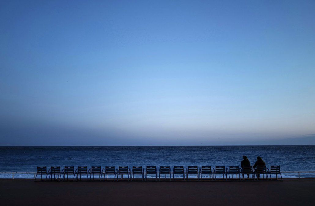 Dos personas se sientan frente al mar Mediterráneo en el Promenade des Anglais en la ciudad de Niza. El ministro de salud francés dijo que el 20 de febrero de 2021 Dos personas se sientan frente al mar Mediterráneo en el Promenade des Anglais en la ciudad de Niza. El ministro de salud francés dijo que el 20 de febrero de 2021