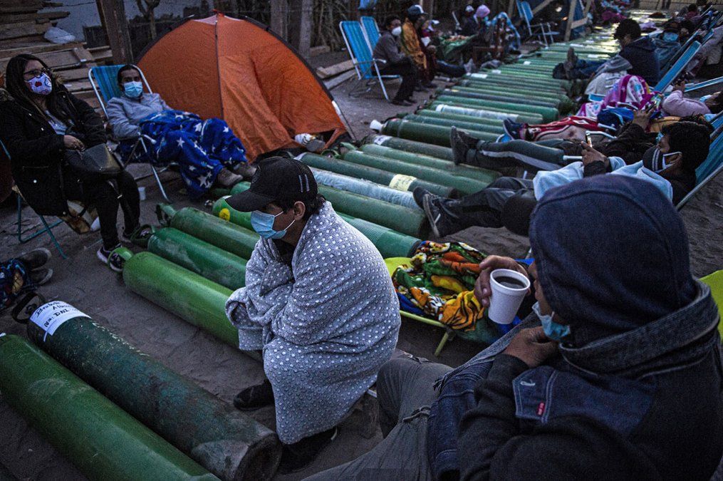 Personas acampan mientras esperan para rellenar cilindros de oxígeno vacíos en Villa El Salvador Personas acampan mientras esperan para rellenar cilindros de oxígeno vacíos en Villa El Salvador