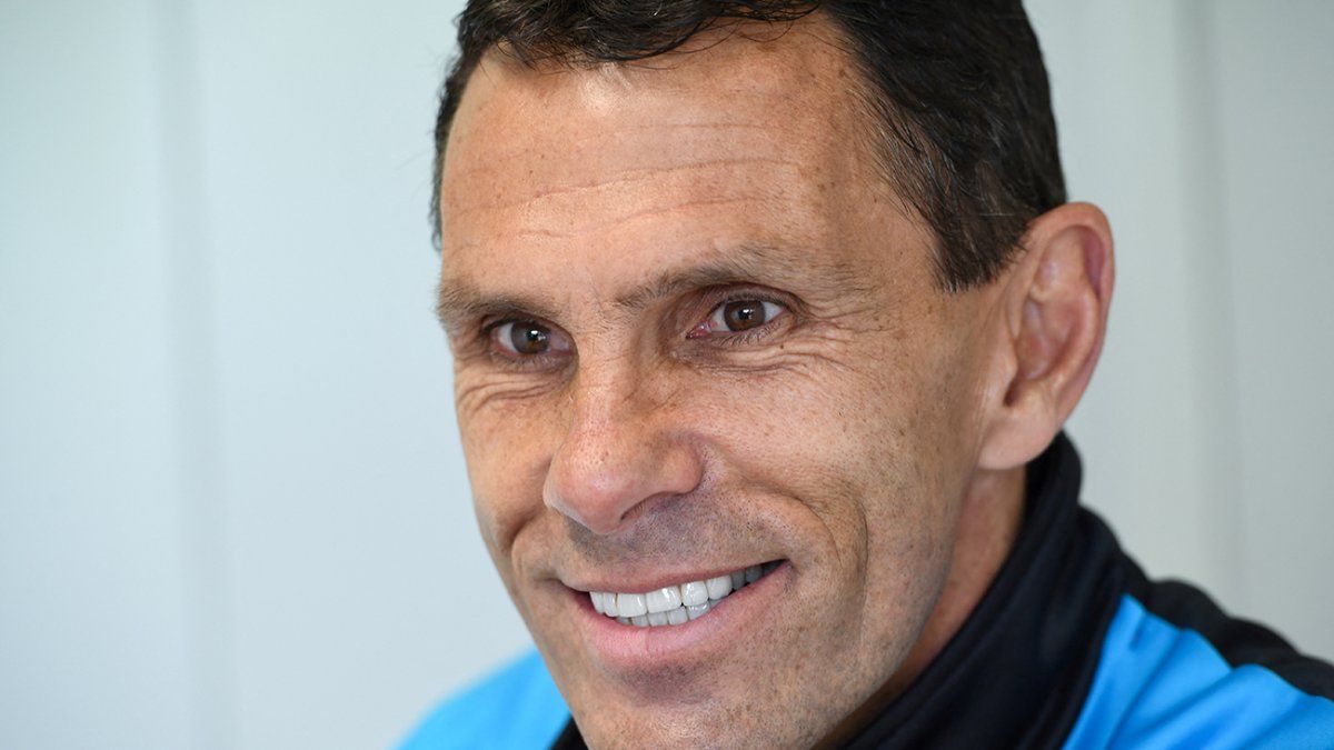 Gustavo Poyet firma como técnico de Católica de Chile