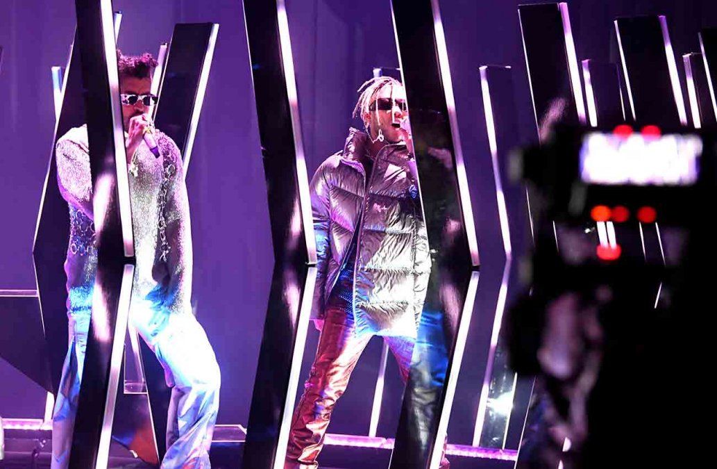 El rapero Bud Bunny y Jhay Cortez realizan su performance