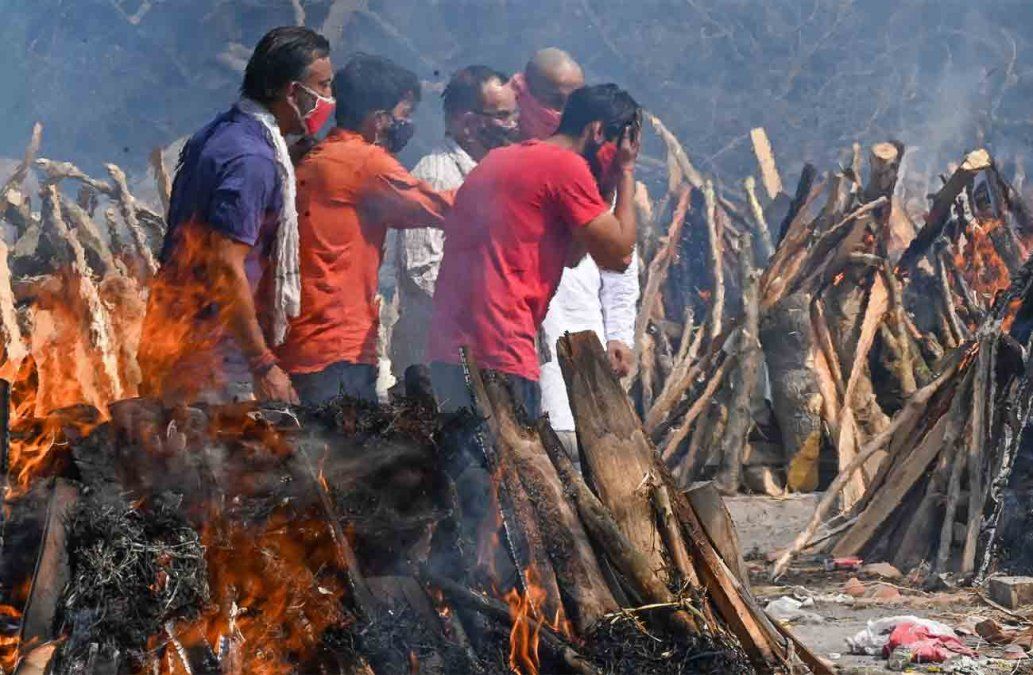 Miles de personas lloran mientras creman a sus familiares víctimas de Covid-19