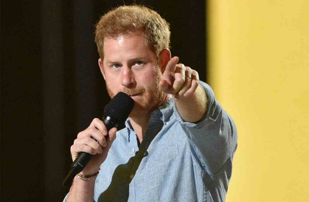 El príncipe Harry en el escenario durante el concierto Vax Live