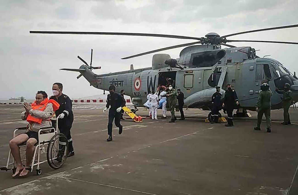 Los pasajeros del barco que naufragó eran trasladados en un helicóptero de la Armada India