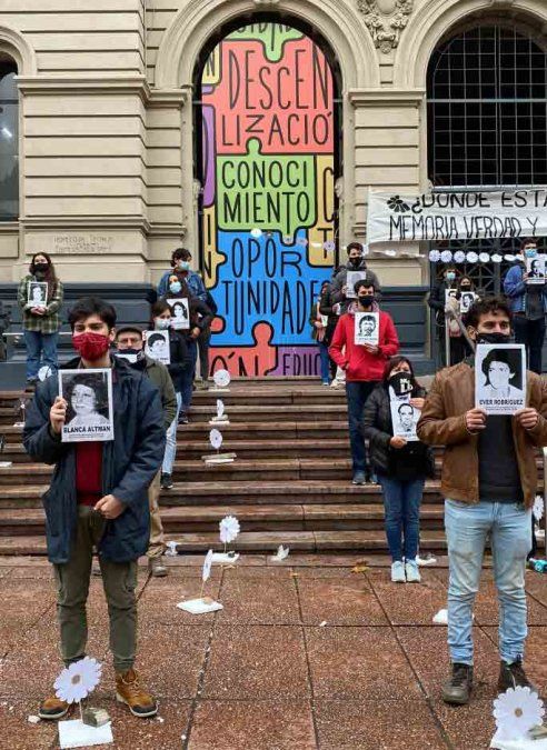 Así sostenían los carteles con las imágenes de detenidos desaparecidos en dictadura